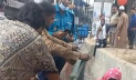 সড়কের পাশে সন্তান জন্ম দিলেন নারী, হাসপাতালে নিল পুলিশ 