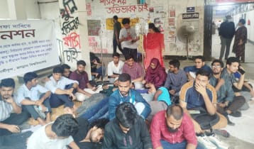 টানা ৩০ ঘণ্টা অনশনে তিন জবি শিক্ষার্থী অসুস্থ