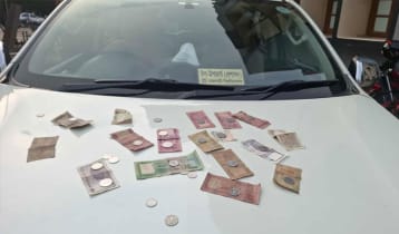 উপ-উপাচার্যের গাড়ি লক্ষ্য করে ‘ভিক্ষা’ দিলেন শিক্ষার্থীরা