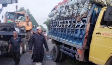 দাঁড়িয়ে থাকা পিকআপের পেছনে ট্রাকের ধাক্কা, নিহত ২