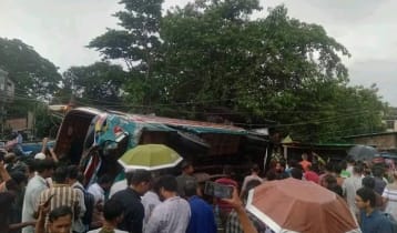 ফেনীতে নিয়ন্ত্রণ হারিয়ে বাস দোকানে, নিহত ৩