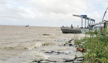 নদী উত্তাল: ভোলার ২০ রুটে লঞ্চ চলাচল বন্ধ