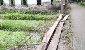 স্কুলের নির্মাণাধীন সীমানা প্রাচীর ভেঙে দিয়েছে দুর্বৃত্তরা