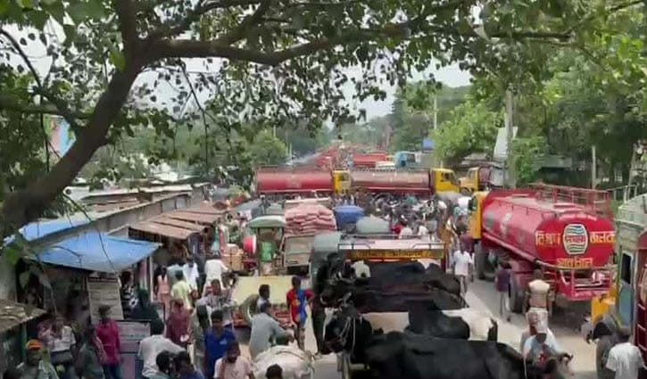 চাঁদাবাজির অভিযোগ, শাহজাদপুরে ট্যাংক-লরি শ্রমিকদের বিক্ষোভ