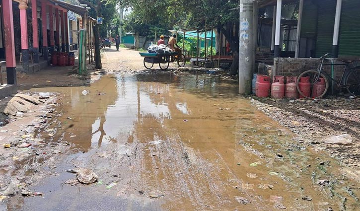 শ্রীপুরে সেপটিক ট্যাংকের পানিতে সড়কে জলাবদ্ধতা