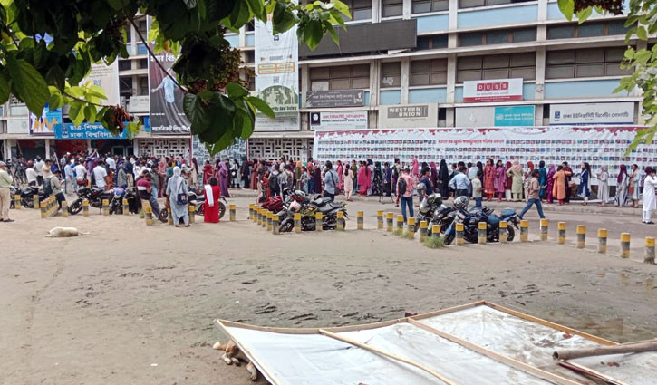 ডাকসু নির্বাচন: টিএসসিতে নারী ভোটারদের দীর্ঘ লাইন