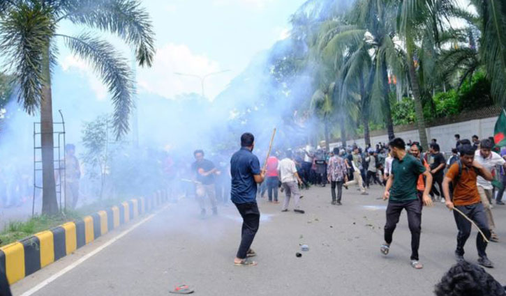 যমুনা অভিমুখে প্রকৌশল শিক্ষার্থীদের মিছিলে পুলিশের লাঠিচার্জ, সাউন্ড গ্রেনেড