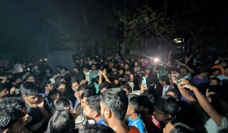 চবি শিক্ষার্থীদের সঙ্গে স্থানীয়দের সংঘর্ষ, আহত ২০