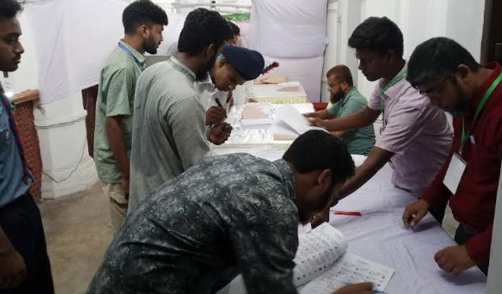 ডাকসু নির্বাচনে ভোটগ্রহণ চলছে