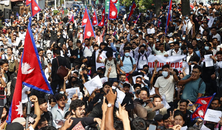 বিক্ষোভকারীদের দেওয়া আগুনে মারা গেছেন নেপালের সাবেক প্রধানমন্ত্রীর স্ত্রী