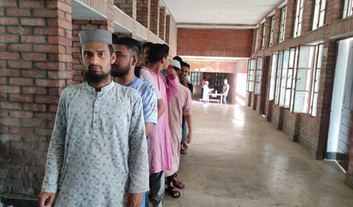 জাকসু নির্বাচনে ভোটগ্রহণ চলছে