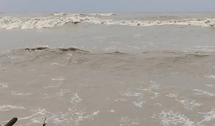 চার সমুদ্র বন্দরে ৩ নম্বর সতর্ক সংকেত