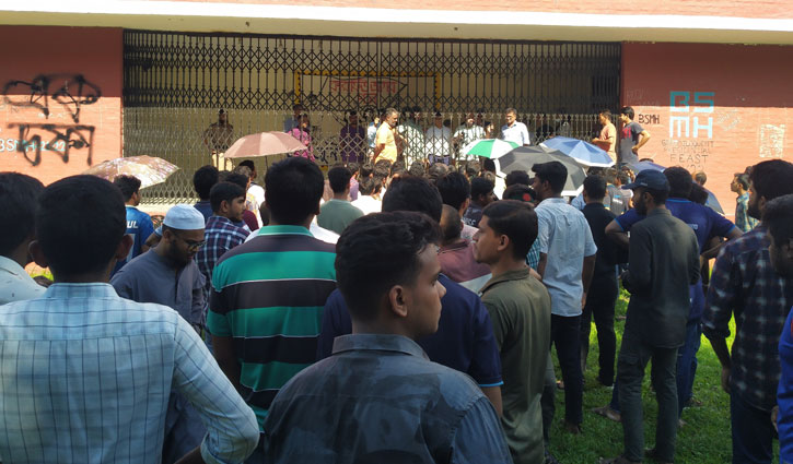 বাকৃবির উপাচার্যসহ শিক্ষক অবরুদ্ধ