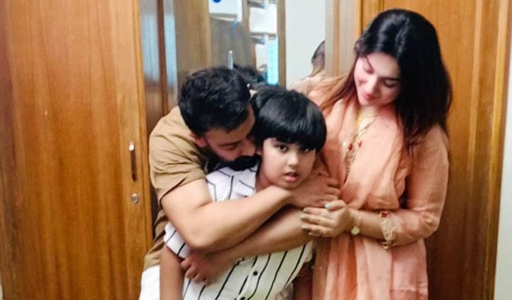 জয়কে নিয়ে সিঙ্গাপুরে যাচ্ছেন শাকিব–অপু!