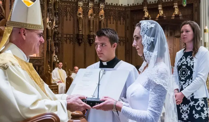 যীশুখ্রিষ্টকে বিয়ে করে কুমারী থাকার শপথ নিচ্ছেন নারীরা