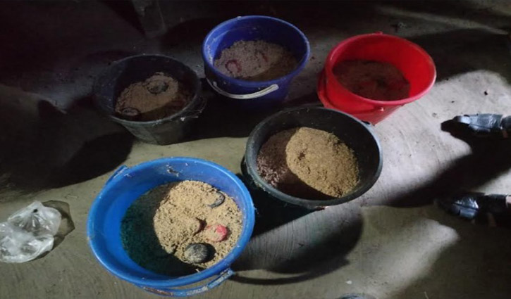 প্রবাসীর পরিত্যক্ত ঘরে মিলল ৩০ হাতবোমা