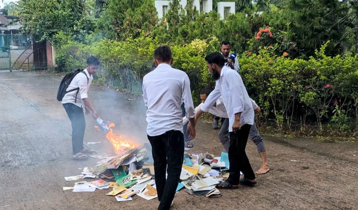 বরগুনা পলিটেকনিক পাঠাগারের ৪ শতাধিক বই পোড়াল ছাত্রদল-শিবির