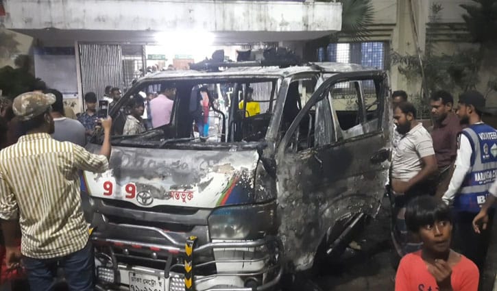 নারায়ণগঞ্জে হাসপাতালের সামনে অ্যাম্বুলেন্সে বিস্ফোরণ, দগ্ধ ২