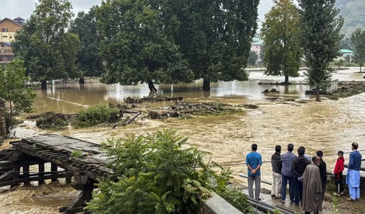 জম্মু-কাশ্মীরে ফের মেঘভাঙা বৃষ্টি, নিহত ১১