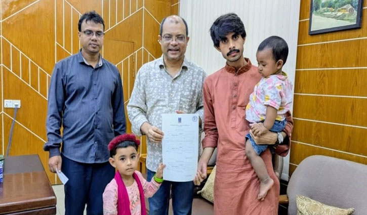 দুই সন্তানকে সঙ্গে নিয়ে ডাকসুর মনোনয়ন ফরম নিলেন ঢাবি শিক্ষার্থী