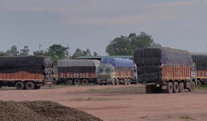 হিলি বন্দরে আটকা চালবোঝাই ৬৪ ট্রাক, বিপাকে ভারতীয় চালকরা
