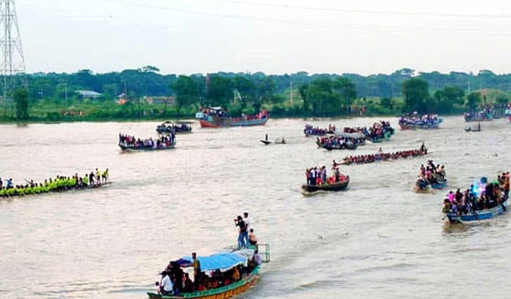 নড়াইলে ঐতিহ্যবাহী নৌকা বাইচ দেখতে মানুষের ঢল