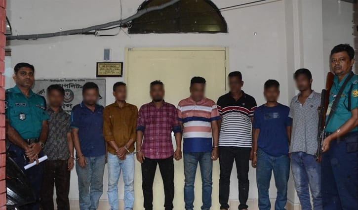 রাজধানীতে ডাকাতি: র‍্যাবের ইউনিফর্ম, খেলনা পিস্তলসহ গ্রেপ্তার ৮