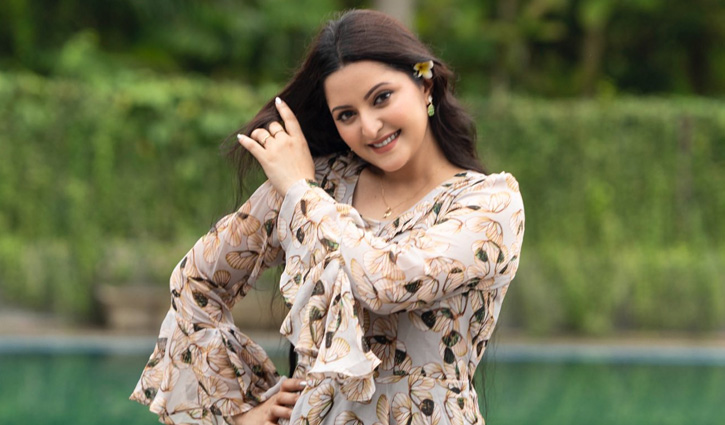 এখন ৬ মাস আওয়ামী লীগ, ৬ মাস বিএনপি, পরীমণির ইঙ্গিতপূর্ণ পোস্ট