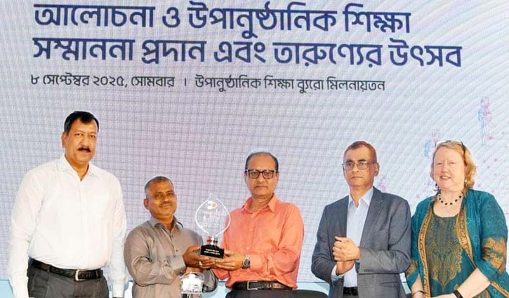 কচুরিপানা কাটা যন্ত্র আবিষ্কার করা প্রদীপ পেলেন সম্মাননা