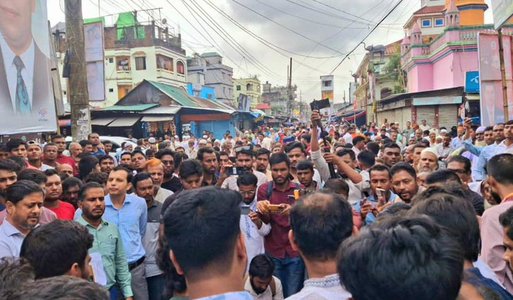 আ.লীগ নেতার জামিন, শেরপুরে আদালত ও ডিসি কার্যালয়ের ফটকে বিক্ষোভ