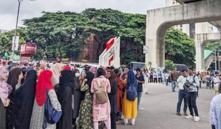 তিন দাবিতে আগারগাঁও সড়ক বন্ধ করল শিক্ষার্থীরা 