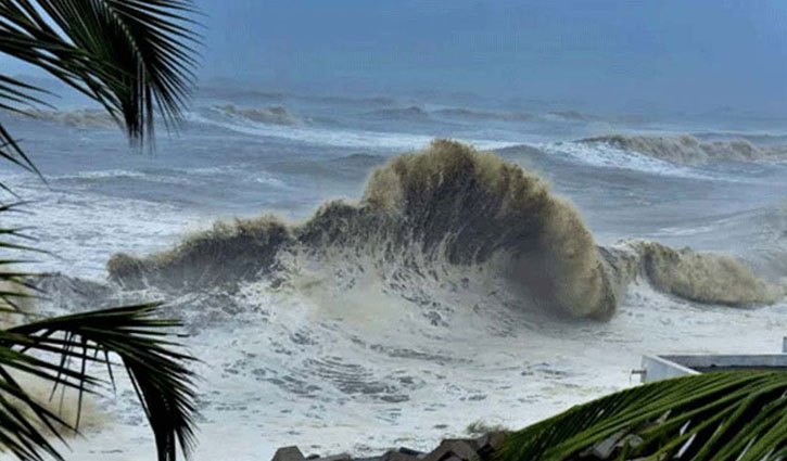 দুই দিন সাগরে ভাসার পর উদ্ধার ১৪ জেলে, নিখোঁজ ৬