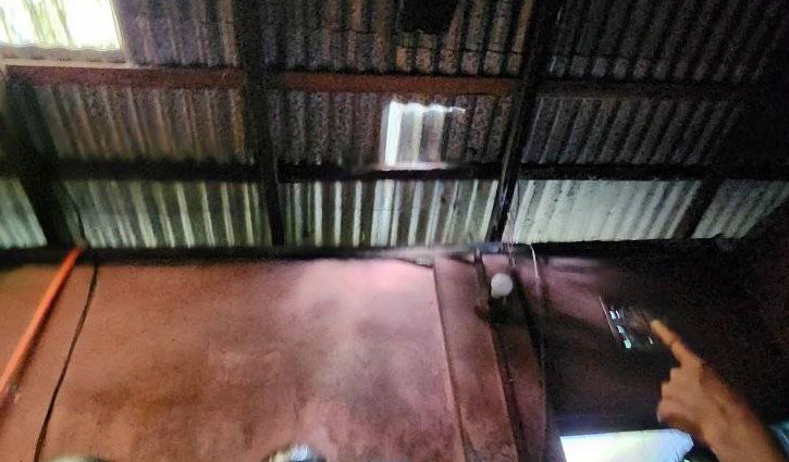 টিনের চাল কেটে ঘরে ঢুকে ব্যবসায়ীকে হত্যা