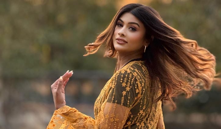 ‘বিয়ের পাঁচ বছর কেটে গেলেও এখনো ফ্রি টিকিট পাইনি’