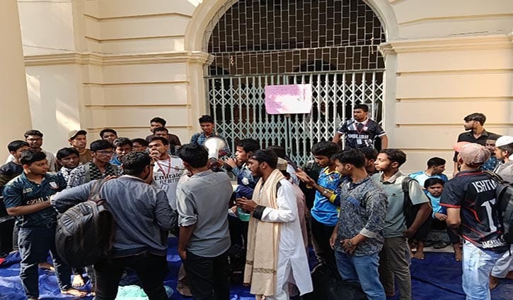 নীতিমালা সংশোধনের দাবিতে জবি প্রশাসনে তালা, অনির্দিষ্টকালের অবরোধ