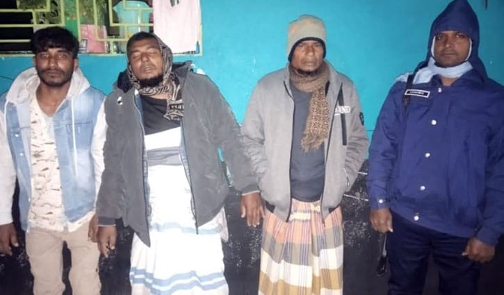 মুন্সীগঞ্জে সেনাবাহিনীর অভিযানে ককটেলসহ অস্ত্র উদ্ধার, আটক ৩