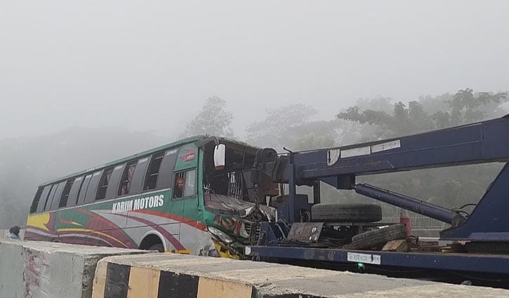 কুয়াশায় ঢাকা-ভাঙ্গা এক্সপ্রেসওয়েতে ৩ যানের সংঘর্ষ, আহত ১০