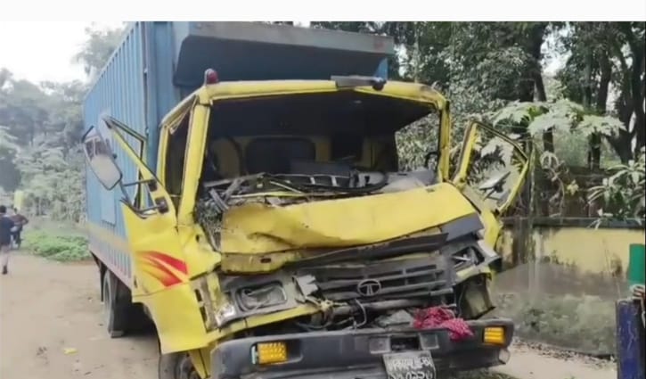 নাটোরে দাঁড়িয়ে থাকা ট্রাকে কাভার্ডভ্যানের ধাক্কা, নিহত ২