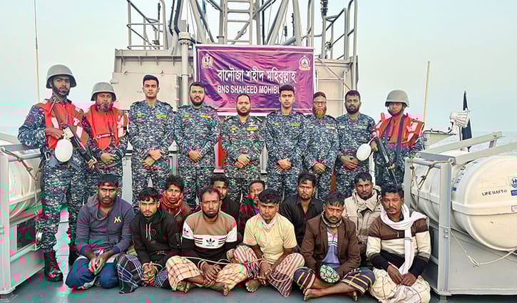 ডিজেল ও সিমেন্ট পাচারকালে বোটসহ ১১ জনকে আটক নৌবাহিনীর