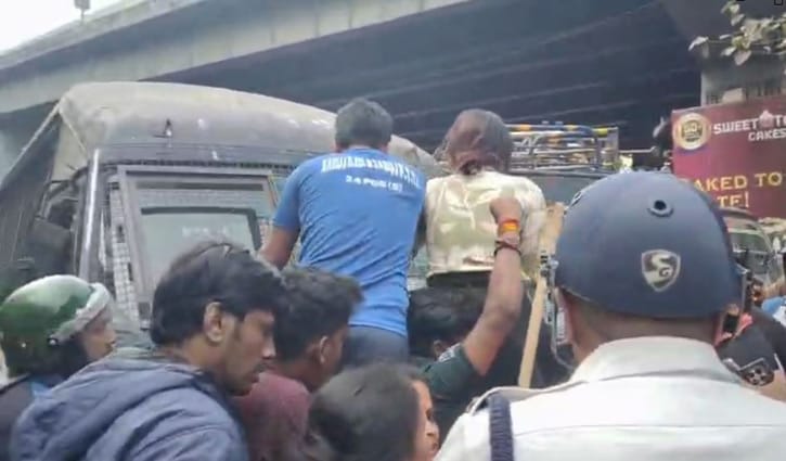 কলকাতায় বাংলাদেশের ডেপুটি হাইকমিশন অফিসেও প্রবেশের চেষ্টা বিক্ষোভকারীদের