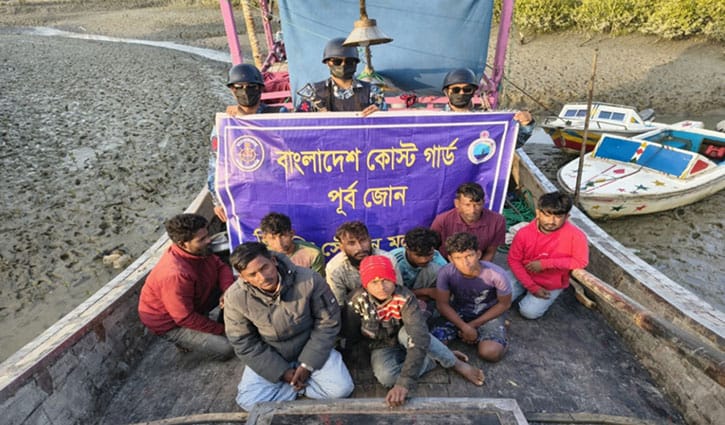 মহেশখালীতে ফিশিং ট্রলারে ডাকাতি, উদ্ধার ৯