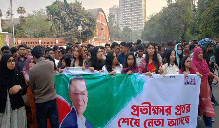 তারেক রহমানের প্রত্যাবর্তনে ঢাবিতে ছাত্রদলের আনন্দ মিছিল