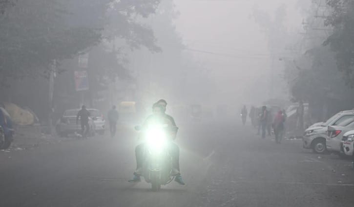 দিল্লিতে ভয়াবহ দূষণ, ঘন ধোঁয়াশায় ঢেকে গেছে শহর