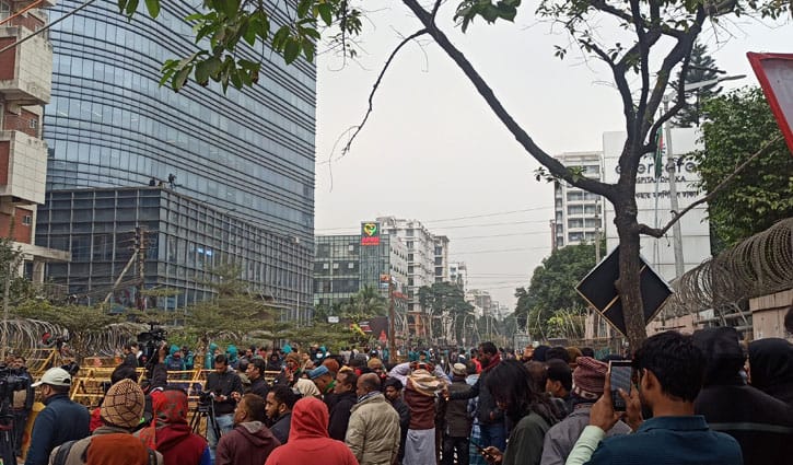 খালেদা জিয়ার মৃত্যুতে এভারকেয়ারের সামনে ভিড়