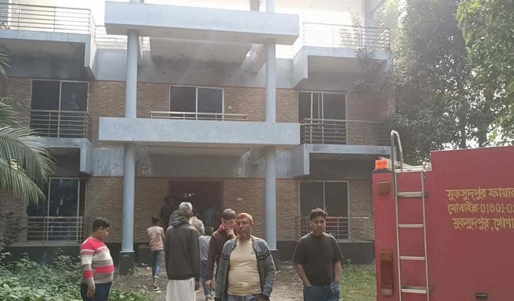 মুকসুদপুরে সাবেক ইউপি চেয়ারম্যানের বাড়িতে আগুন 