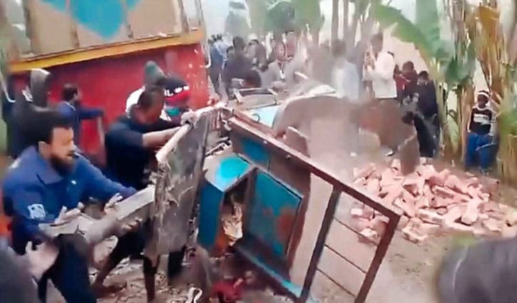 ট্রেনের হুকে আটকে ৪০০ মিটার ইট বোঝাই ট্রলি