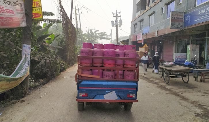 কেরাণীগঞ্জে চড়া দামে গ্যাস সিলিন্ডার বিক্রির অভিযোগ
