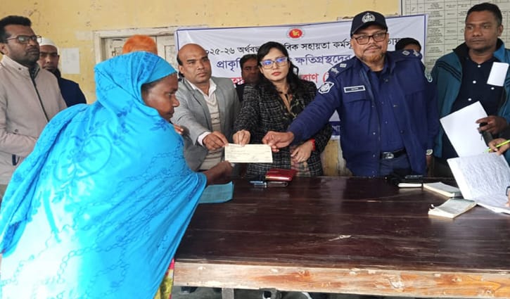 কিশোরগঞ্জে ঘূর্ণিঝড়ে ক্ষতিগ্রস্তরা পেলেন ১০ লাখ টাকা 