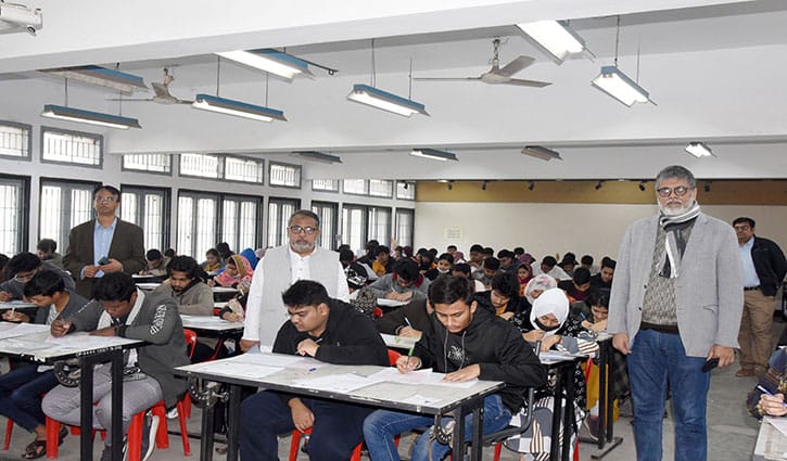 খুবি কেন্দ্রে জবির ‘এ’ ইউনিটের ভর্তি পরীক্ষা সুষ্ঠুভাবে অনুষ্ঠিত