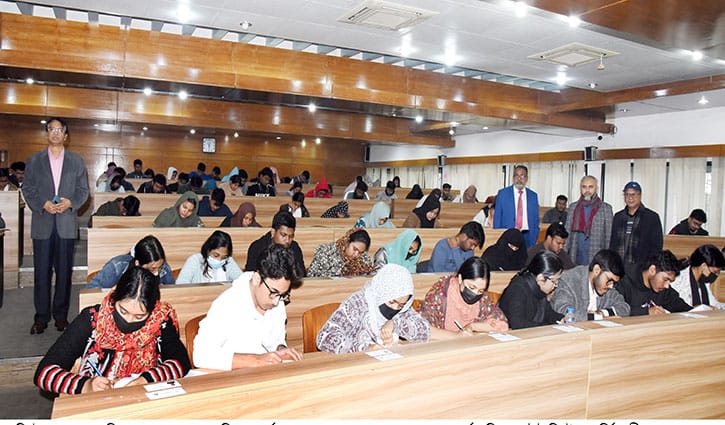 খুবি উপকেন্দ্রে ঢাবির বিজ্ঞান ইউনিটের ভর্তি পরীক্ষায় উপস্থিতি ৮২ শতাংশ